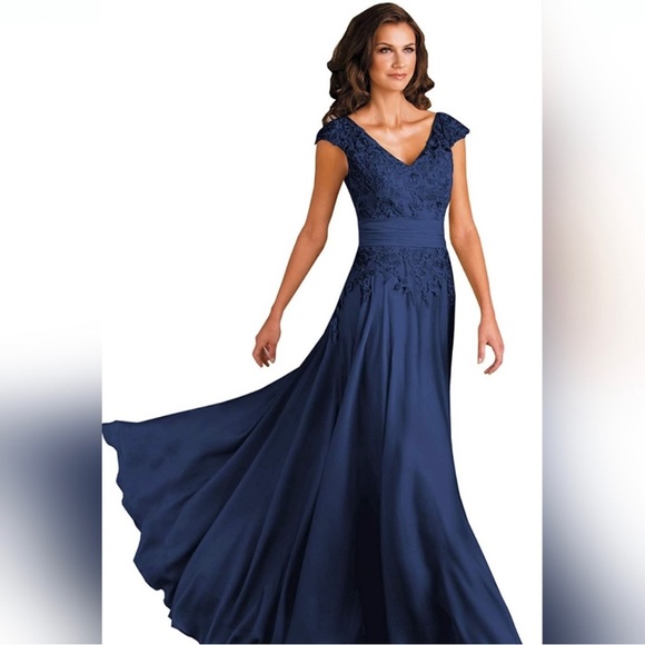 Never worn women’s size 14 evening gown - Picture 1 of 5